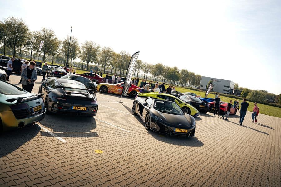 Mclaren 650s zwart, supercar bijeenkomst, parkeerterrein met klinkers