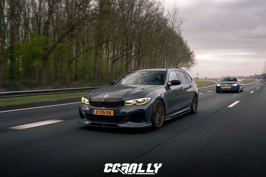 Sportwagens onderweg tijdens een CCRally-drive