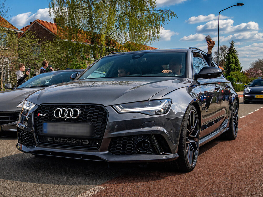 Audi RS6 van de goede-doel rally rijdt door de wijk