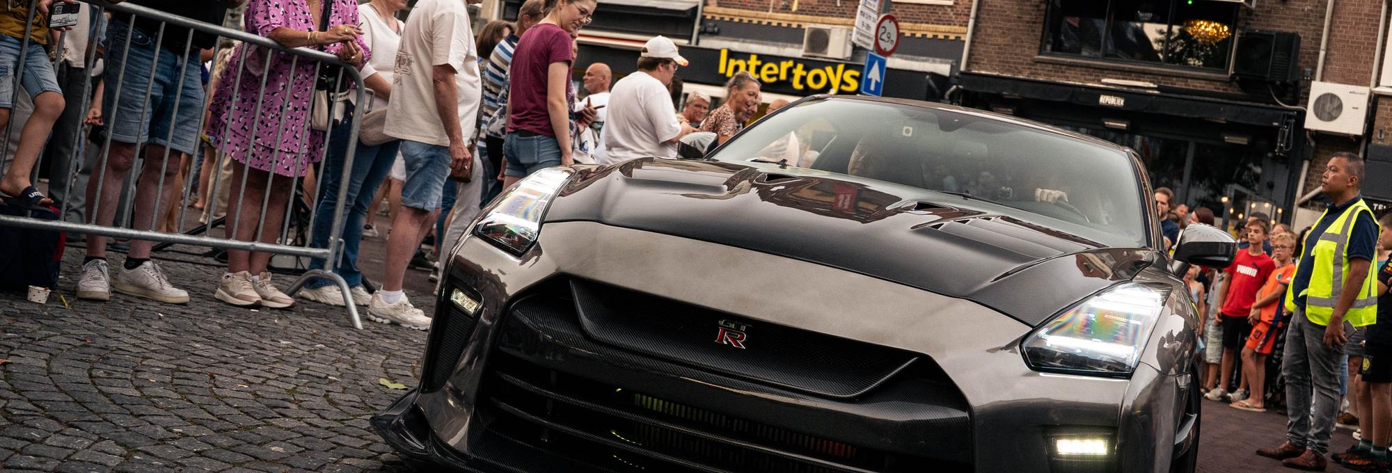 Supercar tussen het publiek in de binnenstad