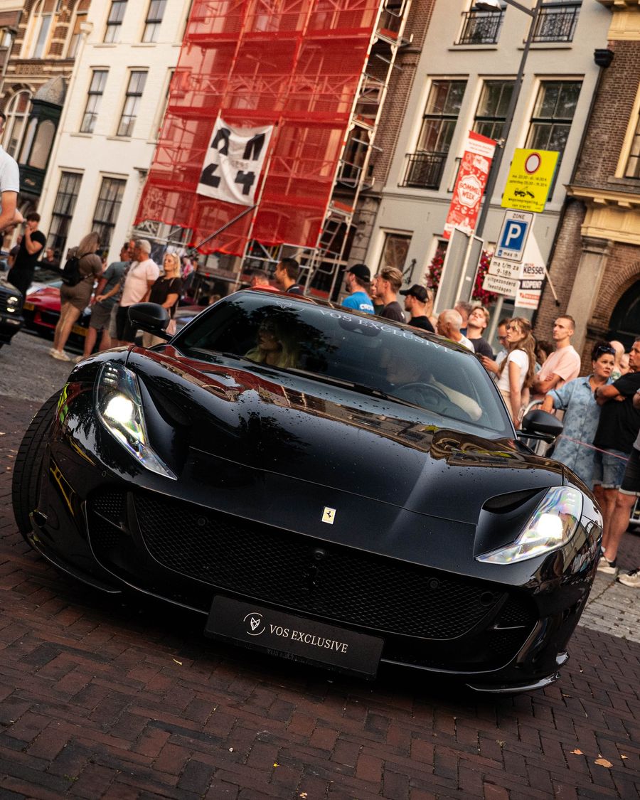 Ferrari tussen het publiek tijdens een CCRally-event