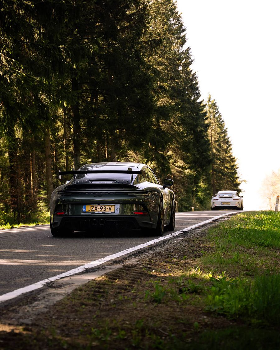 Porsche op een bochtige bosweg